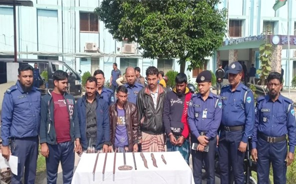 দেশীয় অস্ত্রসহ কুমিল্লায় রড পার্টির ৫ সদস্য গ্রেপ্তার